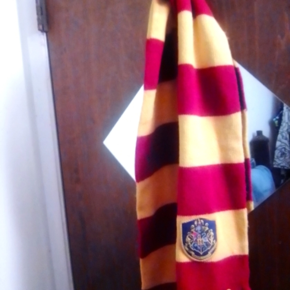 Free with purchase Harry Potter style scarf - Picture 1 of 3